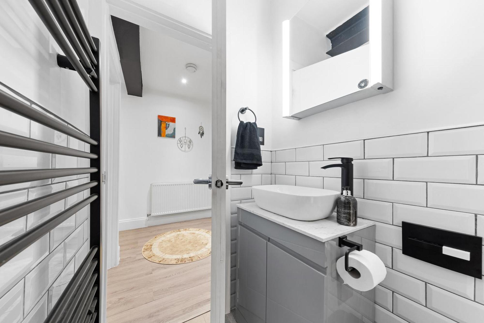 Modern 1 Bed Flat In Barnes Near River Thames